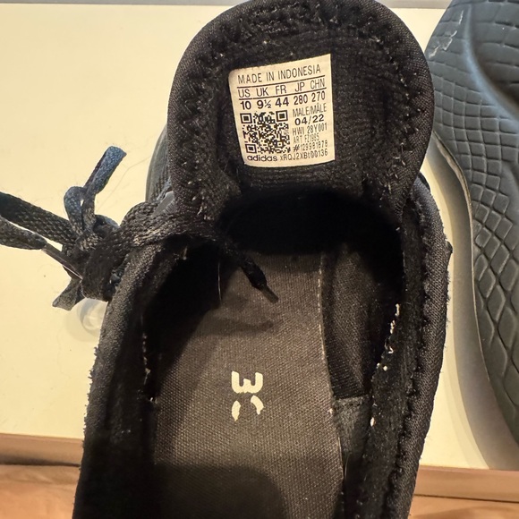 This is an Adidas Fluidflow 2.0 running shoe in a "Core Black" colorway - Picture 5 of 6